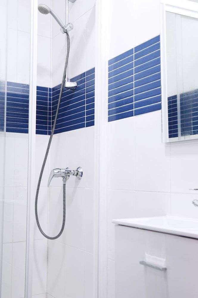 Woohoo Hostal Madrid 1 Bed in Shared Mixed Dormitory for 6 people 4