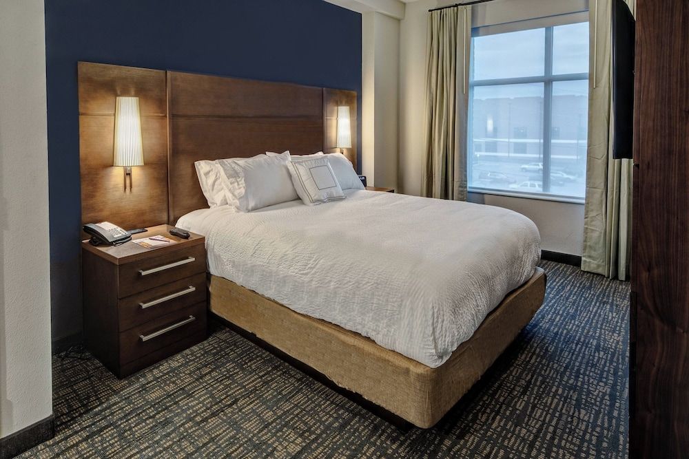 Suite, 2 Bedrooms (Mobility/Hearing Access, Roll-In Shwr)