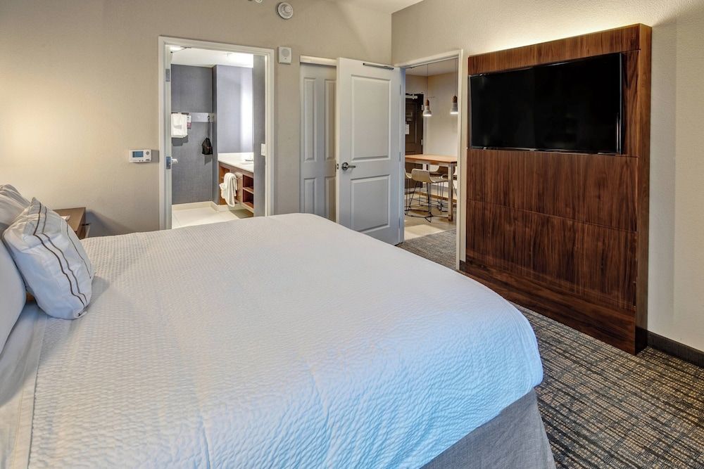 Suite, 2 Bedrooms (Mobility/Hearing Access, Roll-In Shwr)
