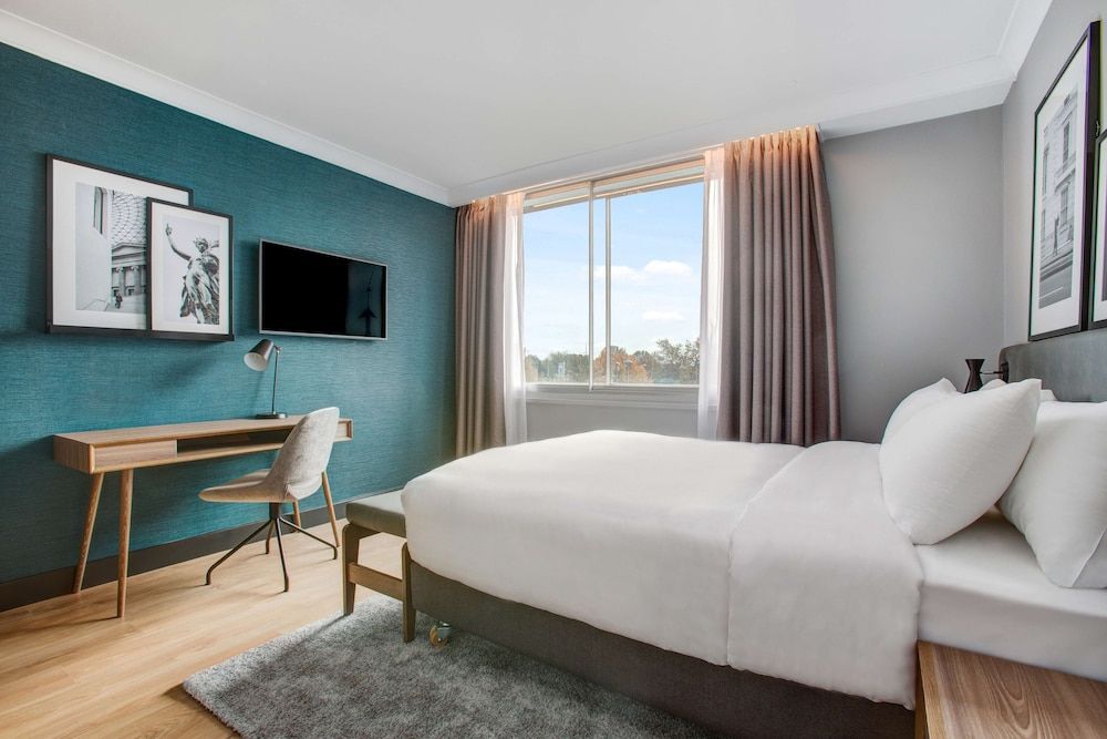 Superior Room (Airport View)