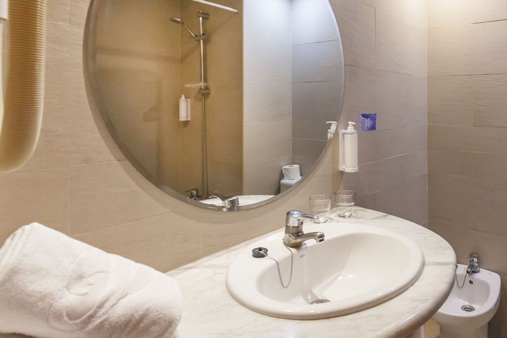 Port Vista Oro Hotel Double Room, Balcony, Pool View (3 Adults) 4