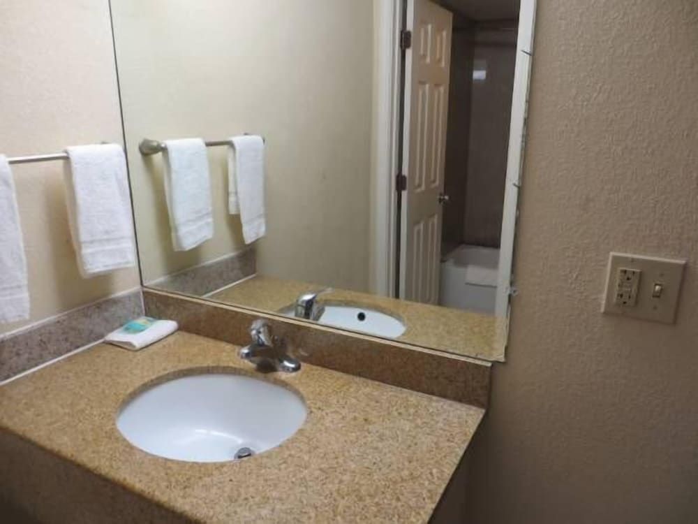 Budget Inn Cocoa Standard Room, 1 King Bed 10