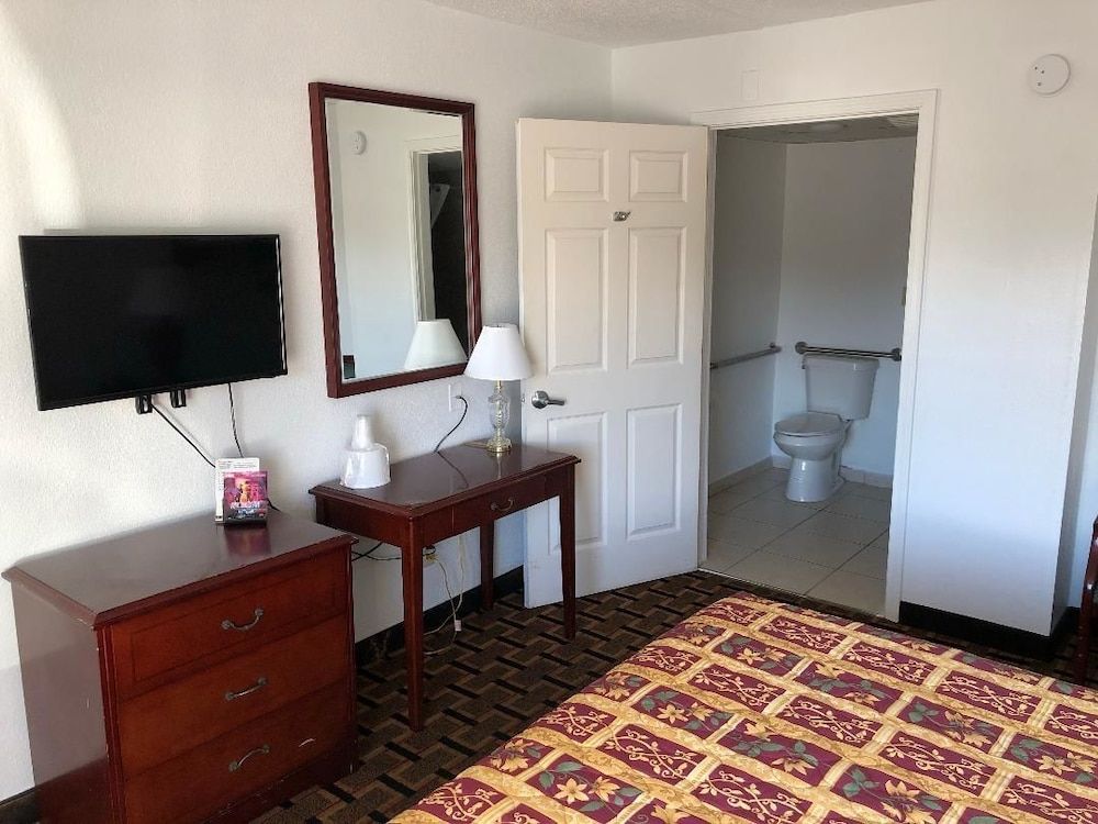 Budget Inn Cocoa Standard Room, 1 King Bed 15