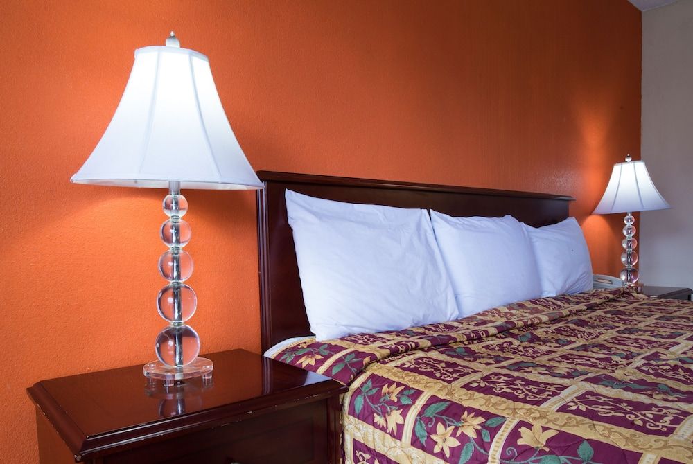 Budget Inn Cocoa Standard Room, 1 King Bed 4
