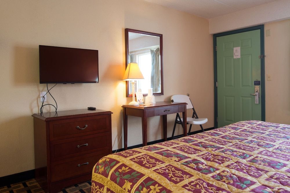 Budget Inn Cocoa Standard Room, 1 King Bed 13