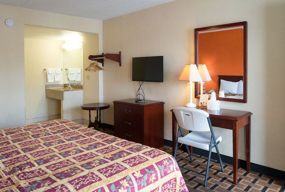 Budget Inn Cocoa Standard Room, 1 King Bed 5