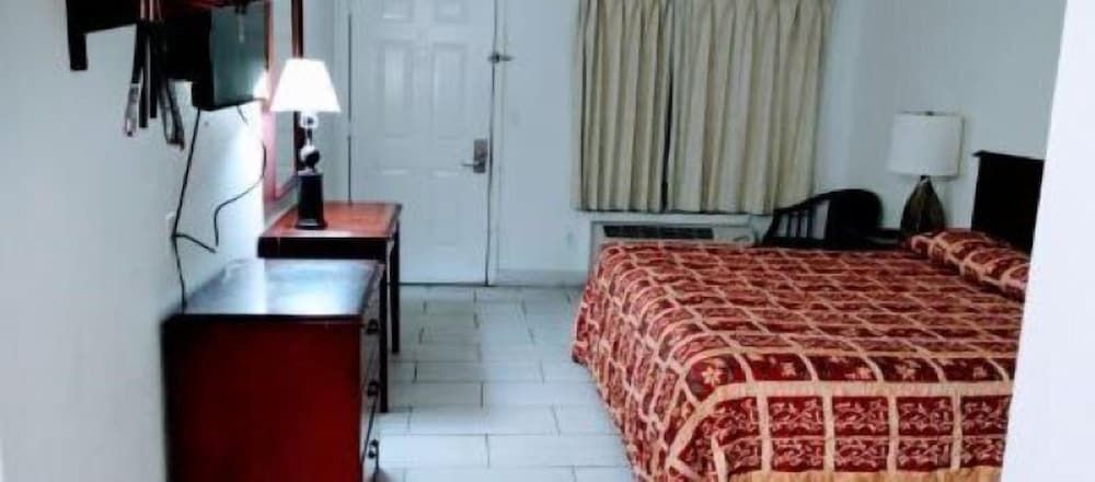 Budget Inn Cocoa Standard Room, 1 King Bed 7