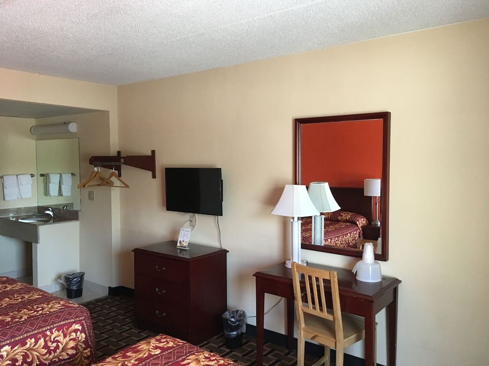 Budget Inn Cocoa Standard Room, 2 Double Beds 12