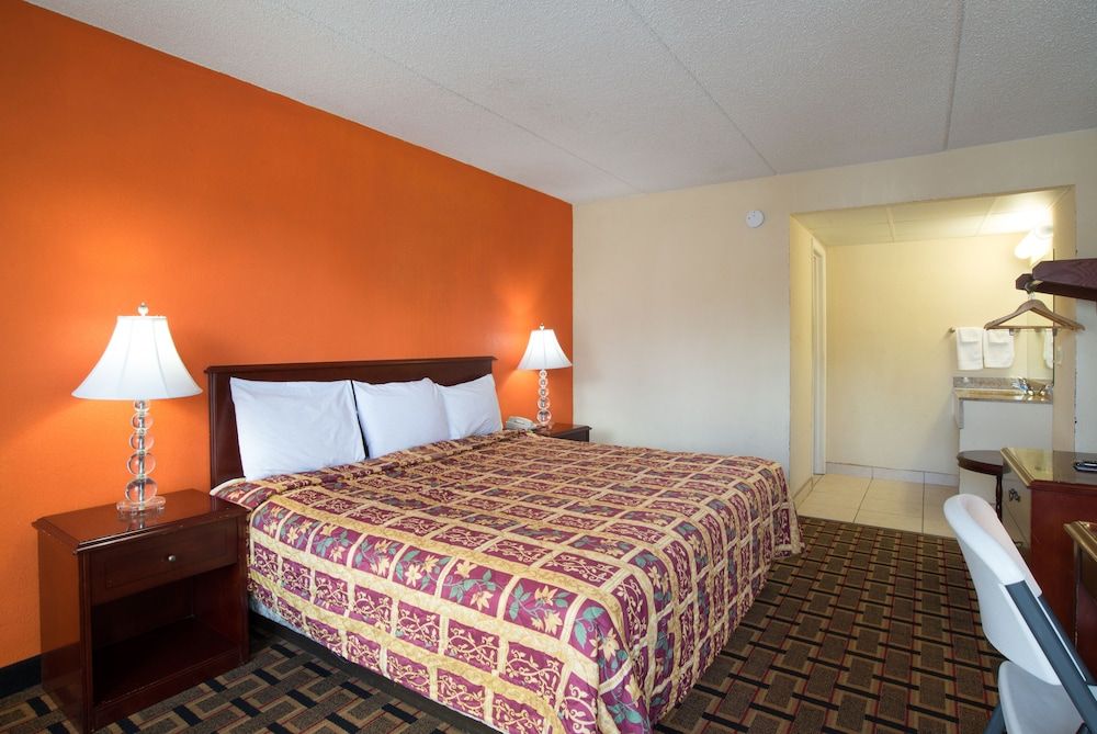 Budget Inn Cocoa Standard Room, 1 King Bed 2