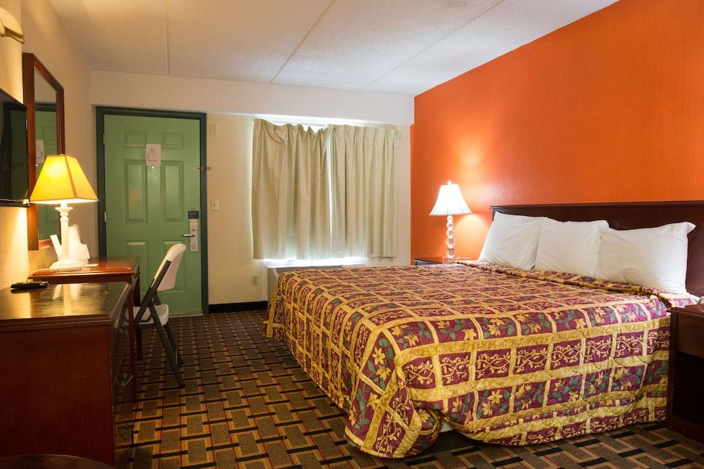 Budget Inn Cocoa Standard Room, 1 King Bed 3