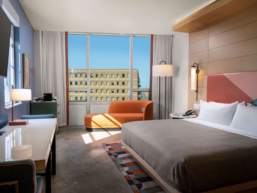Room, 1 King Bed, Corner