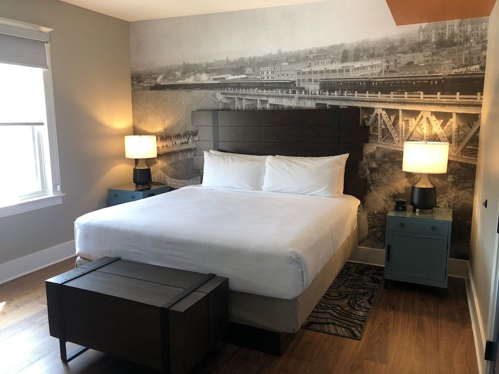 Standard Room, 1 King Bed, Accessible (Communication, Roll-In Shower)