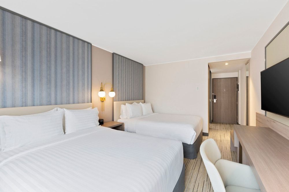 Standard Room, 2 Double Beds (High Floor)