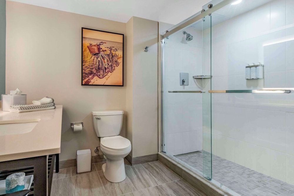 Cambria Hotel Ocean City - Bayfront Standard Room, 1 King Bed with Sofa bed, Non Smoking (Upper Floor) 4