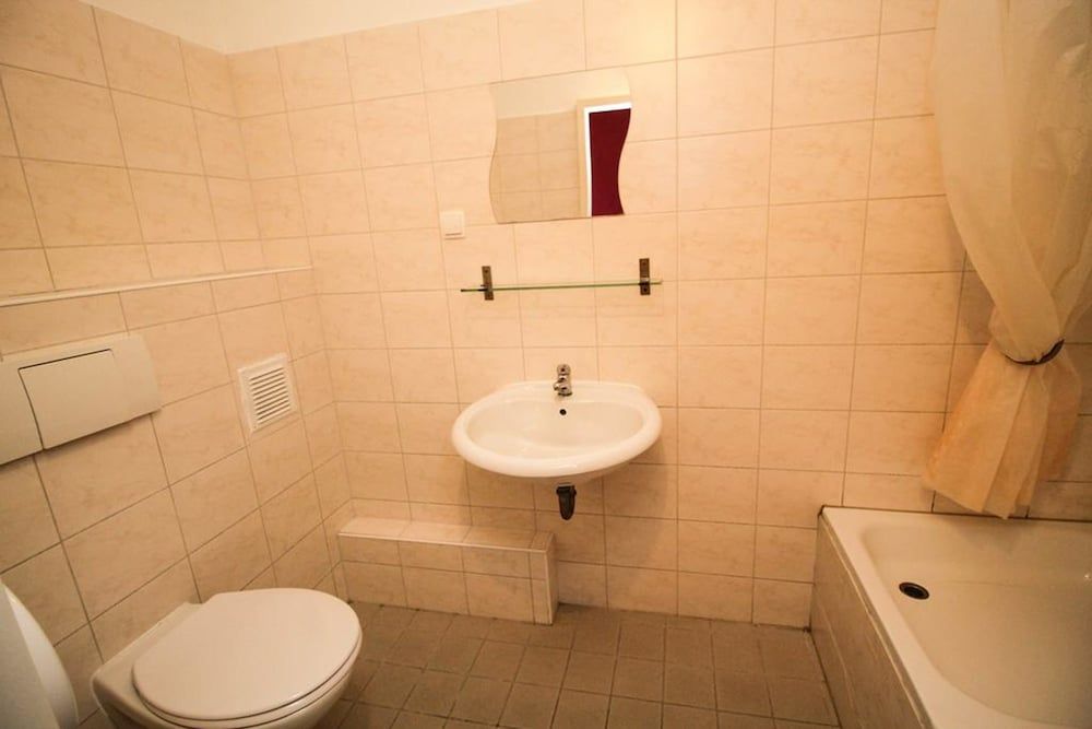 Metropol Hostel Berlin Shared Dormitory, Shared Bathroom (one bed in a 8 bed dorm ) 9