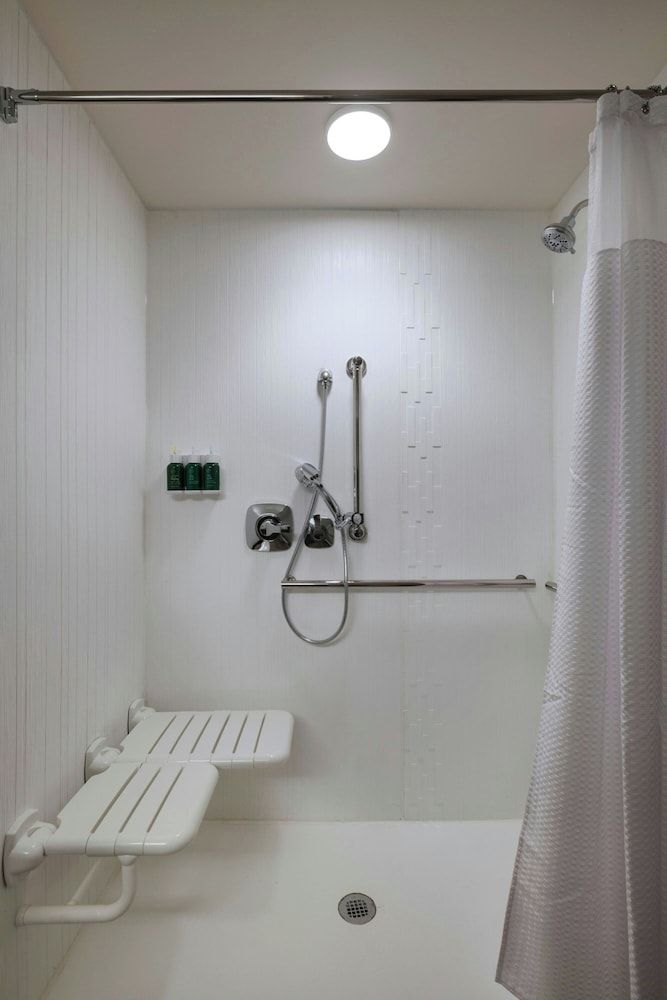 Suite, 1 Bedroom (Mobility/Hearing Access, Roll-in Shwr)
