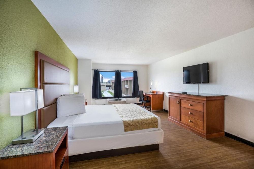 undefined OYO Hotel Orlando Airport 4