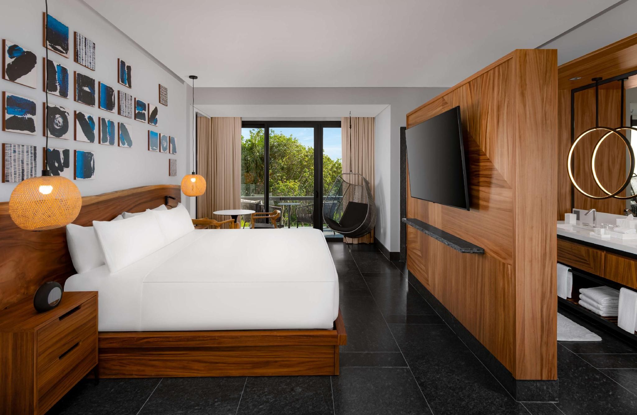 Tropical View Guestroom with King Bed