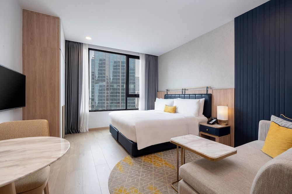 Studio Suite, 1 King Bed, Bathtub (High Floor)