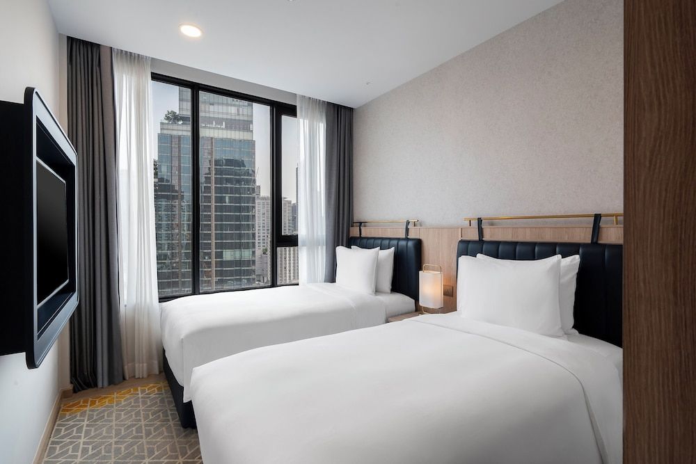 Suite, 2 Bedrooms, Kitchen (High Floor)