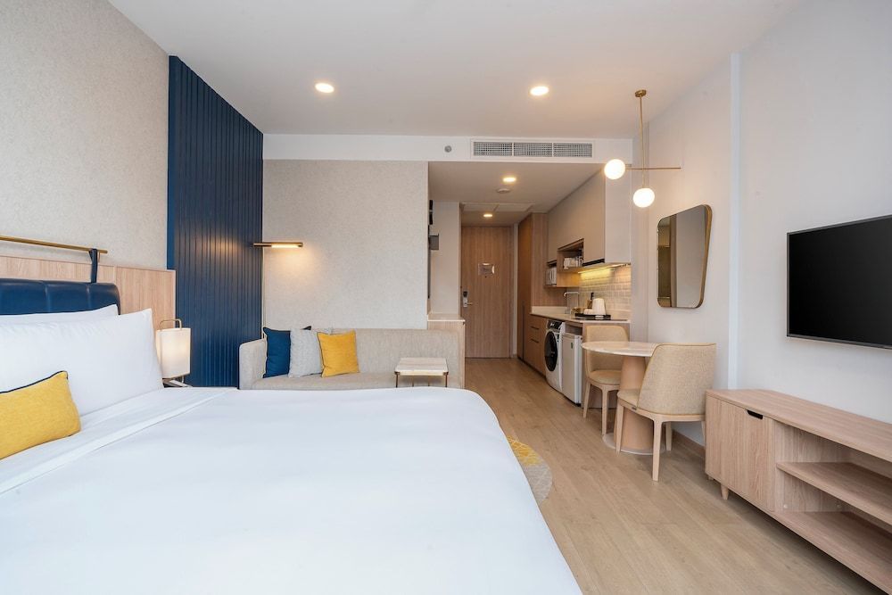 Studio Suite, 1 King Bed, Bathtub (High Floor)