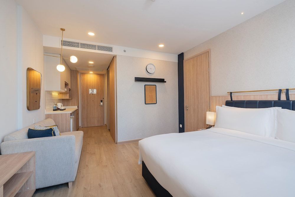 Studio Suite, 1 King Bed, Accessible Bathtub, Kitchen