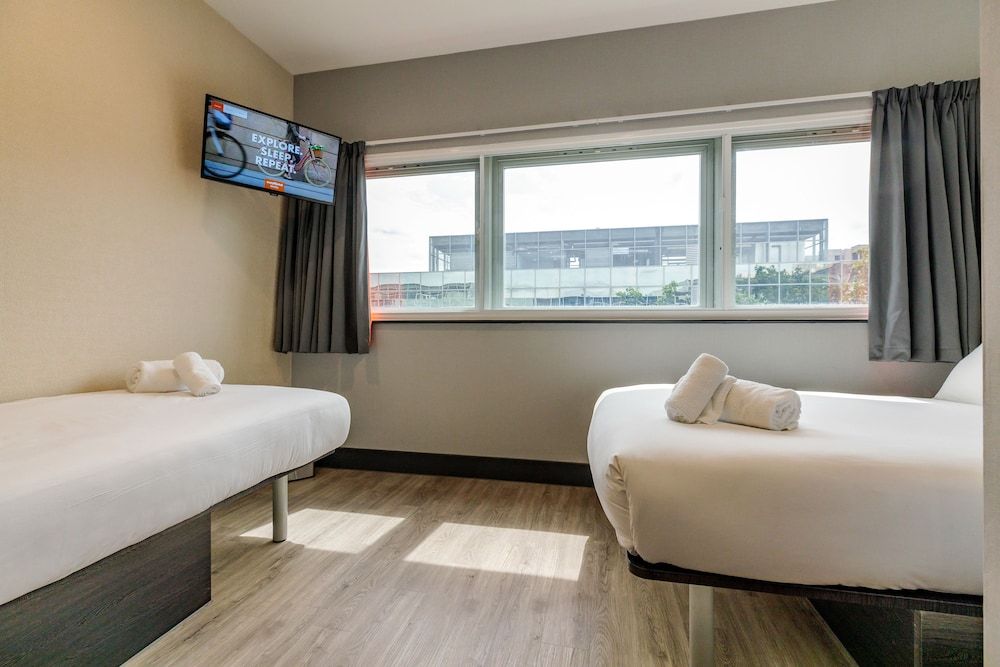 easyHotel Milton Keynes Family Double Room, Multiple Beds 2