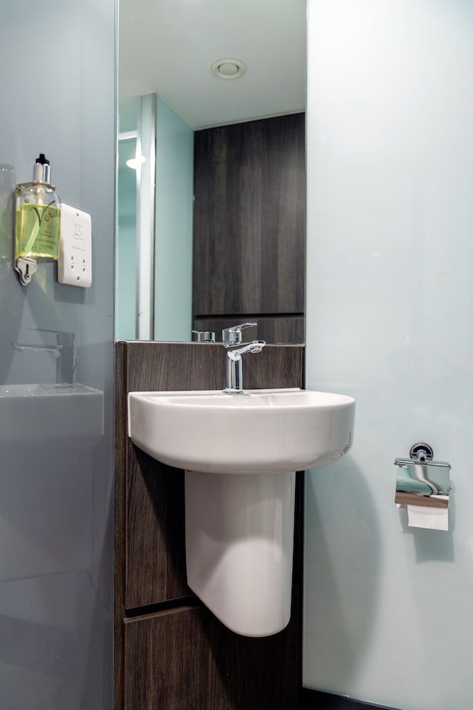 easyHotel Milton Keynes Basic Double Room, 1 Double Bed, No Windows 6