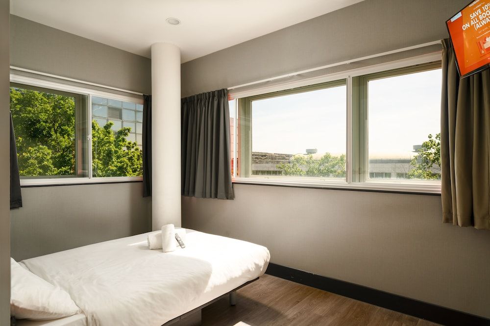 easyHotel Milton Keynes Standard Double Room, 1 Double Bed, Accessible 4