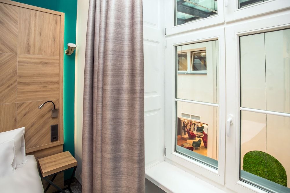 T62 Hotel Standard Room, 1 King Bed 10