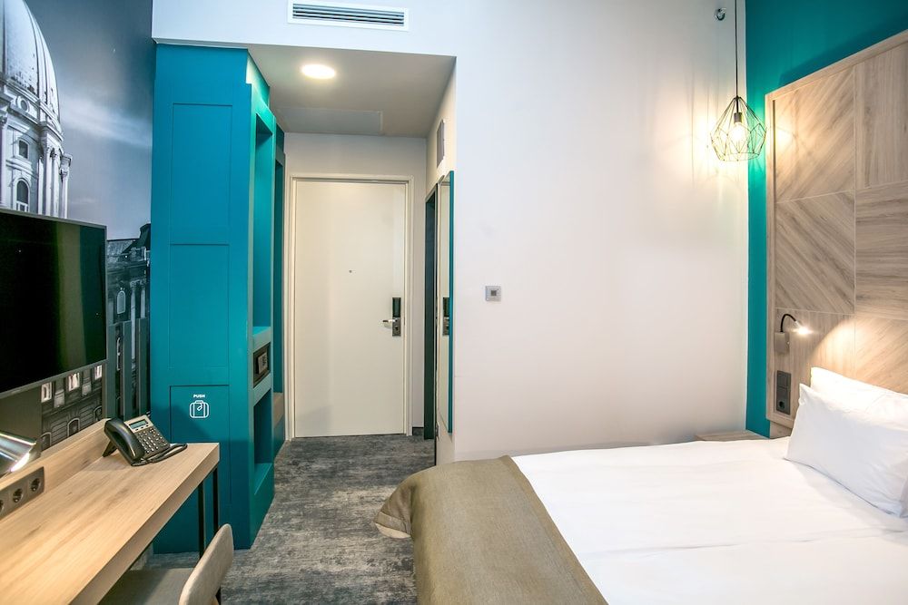 T62 Hotel Standard Room, 1 King Bed 9