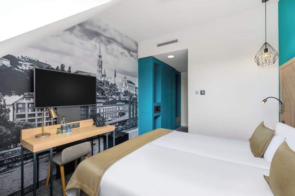 T62 Hotel Standard Room, 1 King Bed 5