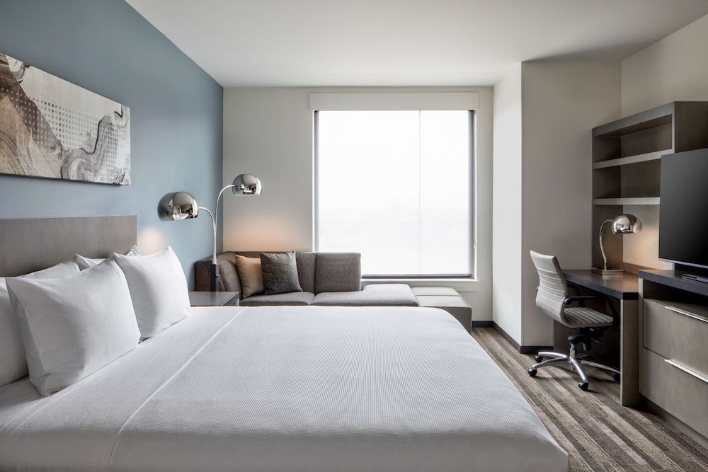 Room, 1 King Bed (with Den)