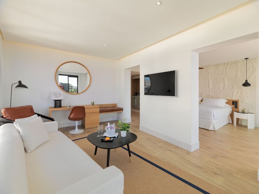 Junior Suite (2 adults and 2 children)