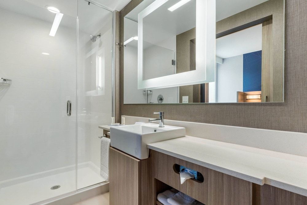 Suite, 1 King Bed (Hearing Accessible)