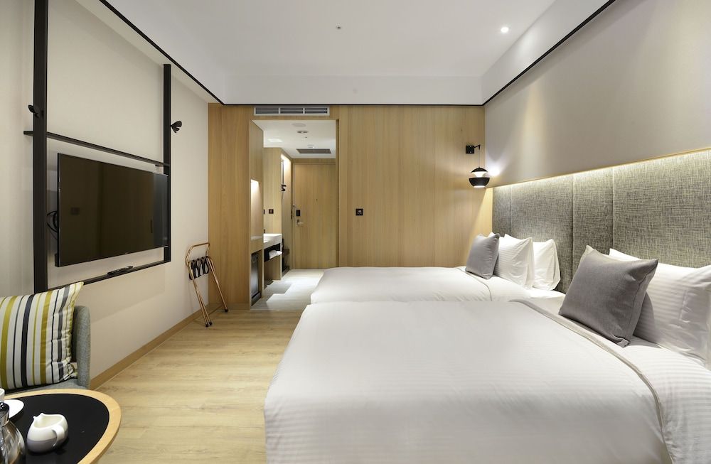 Evergreen Palace Hotel Chiayi Deluxe Twin Room with museum view 2