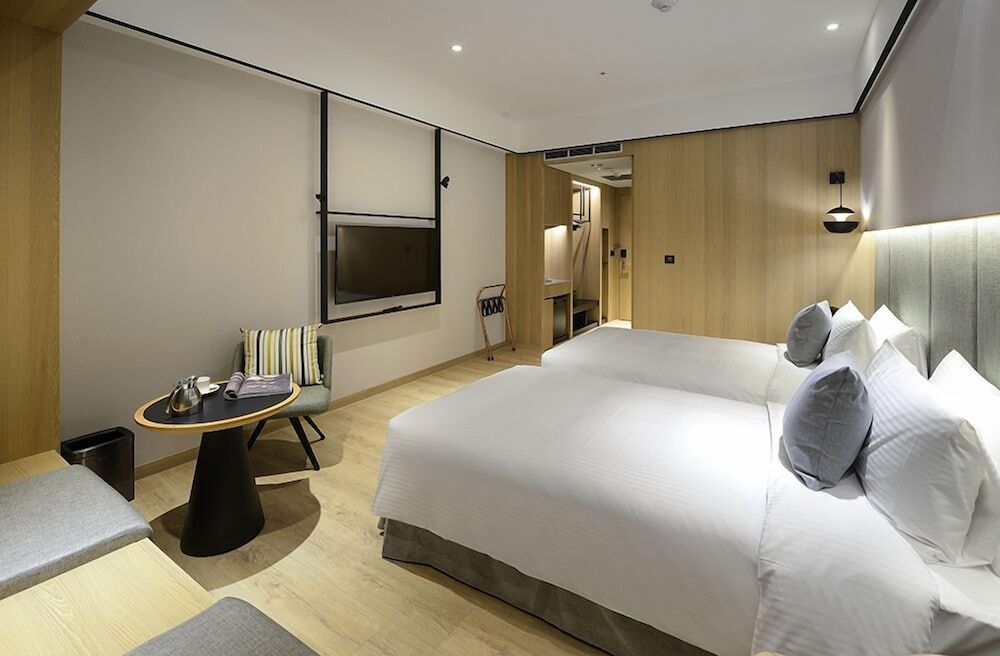 Evergreen Palace Hotel Chiayi Deluxe Twin Room with museum view 3