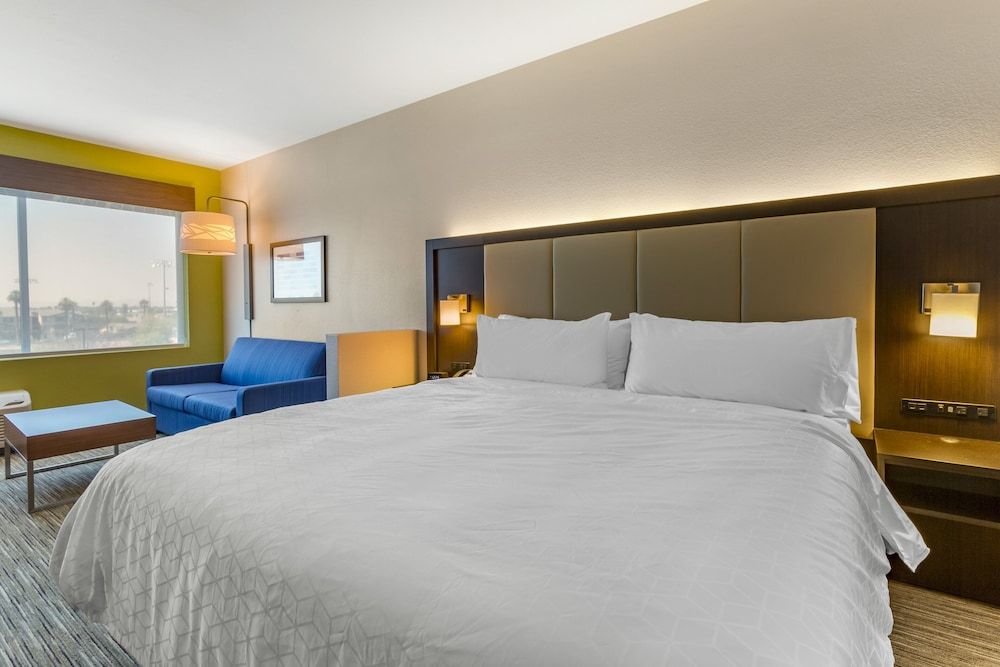 Suite, 1 King Bed, Accessible (Communication, Roll-In Shower)