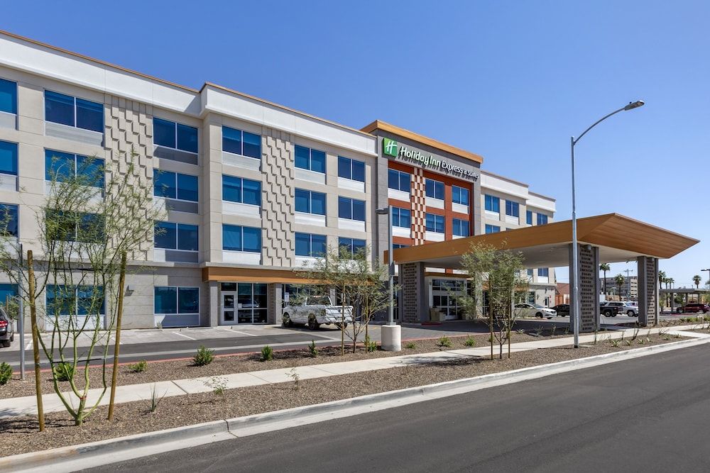 undefined Holiday Inn Express & Suites Phoenix Dwtn - State Capitol by IHG 2