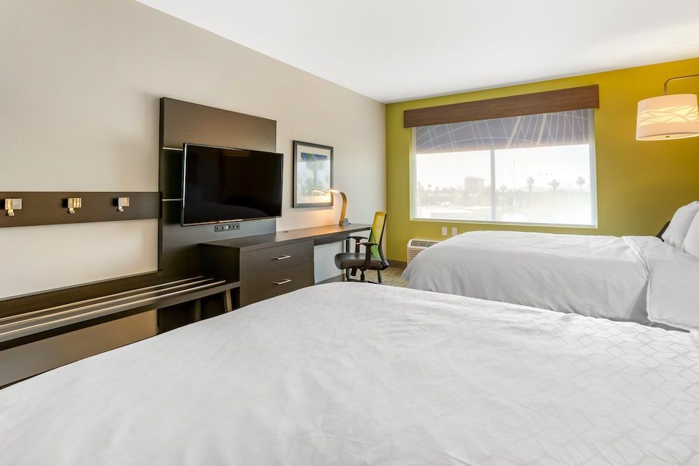 Holiday Inn Express & Suites Phoenix Dwtn - State Capitol by IHG Standard Room, 2 Queen Beds, Accessible (Communication) 4