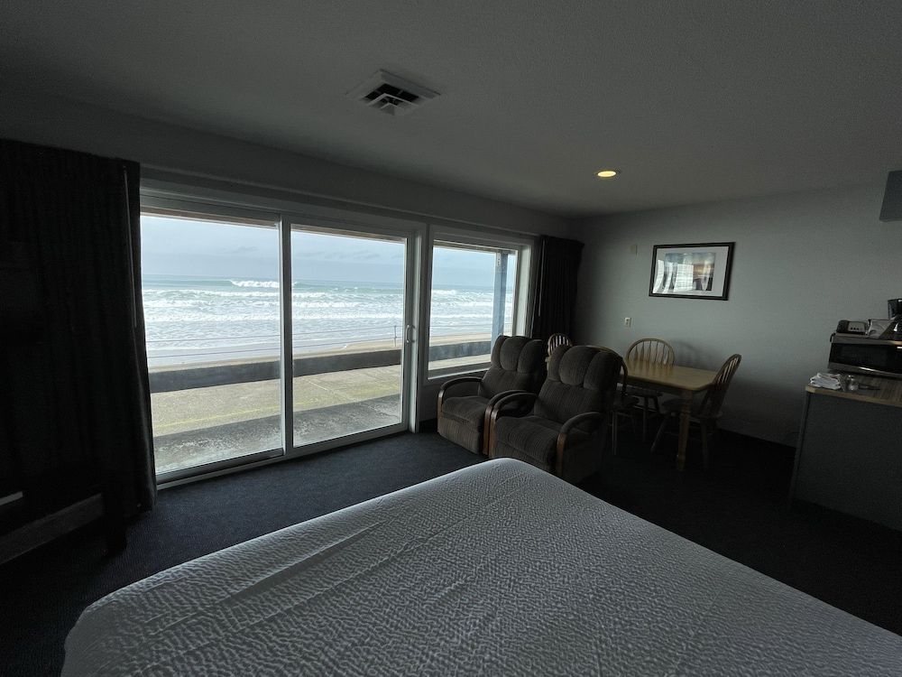 The Sandcastle Beachfront Hotel Standard Room, 2 Queen Beds, Kitchen (First Floor) 2