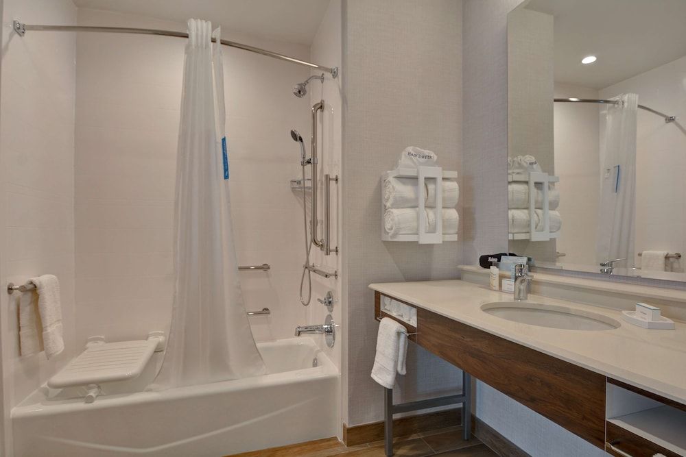 ADA Accessible Studio, 1 King Bed, Accessible, Bathtub (Refrigerator)
