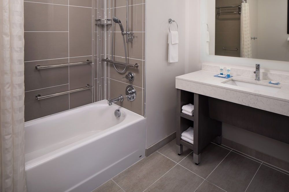 Studio Suite, 1 King Bed with Sofa bed, Accessible, Bathtub