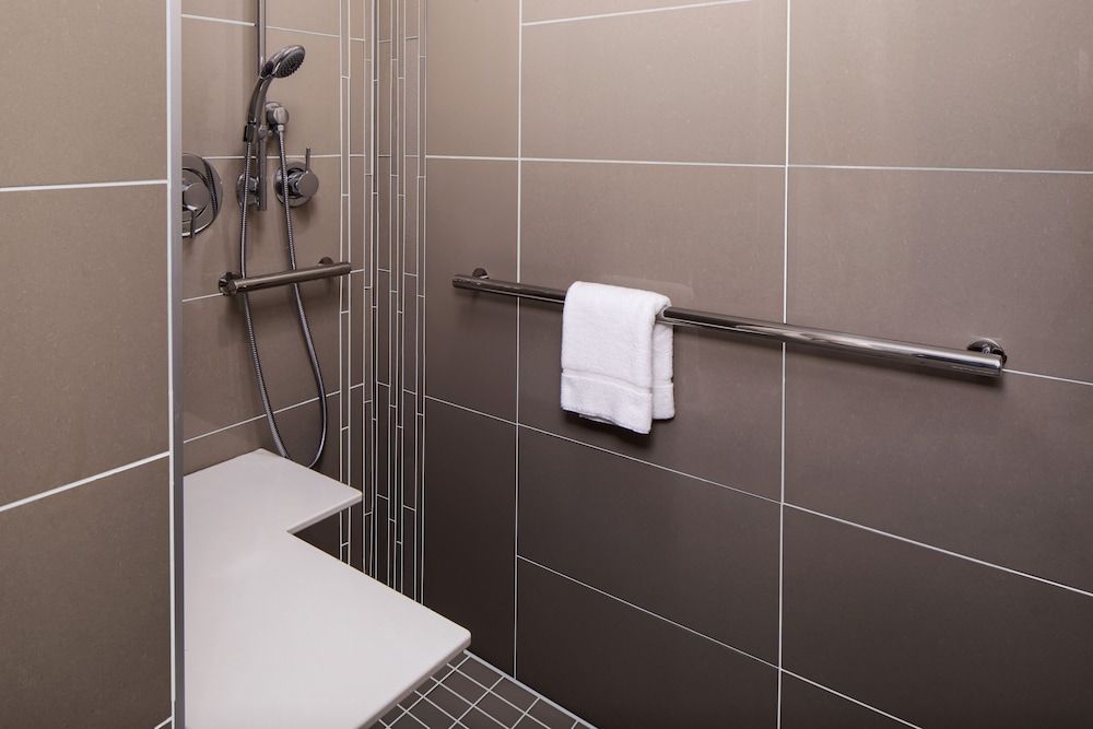 Room, 1 King Bed, Accessible, Bathtub