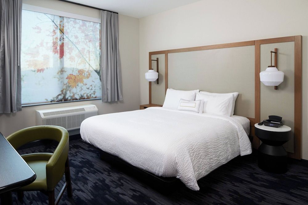 Room, 1 King Bed, Non Smoking (Mobility Accessible, Roll-In Shower)