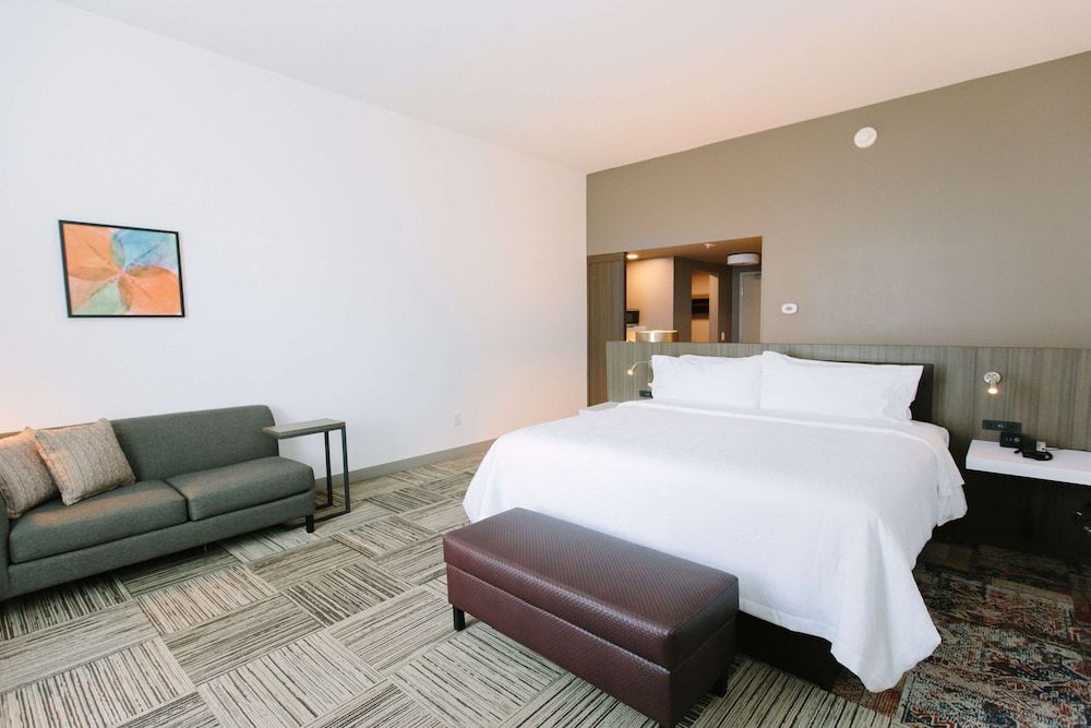 Deluxe Room, 1 King Bed, Accessible, Bathtub