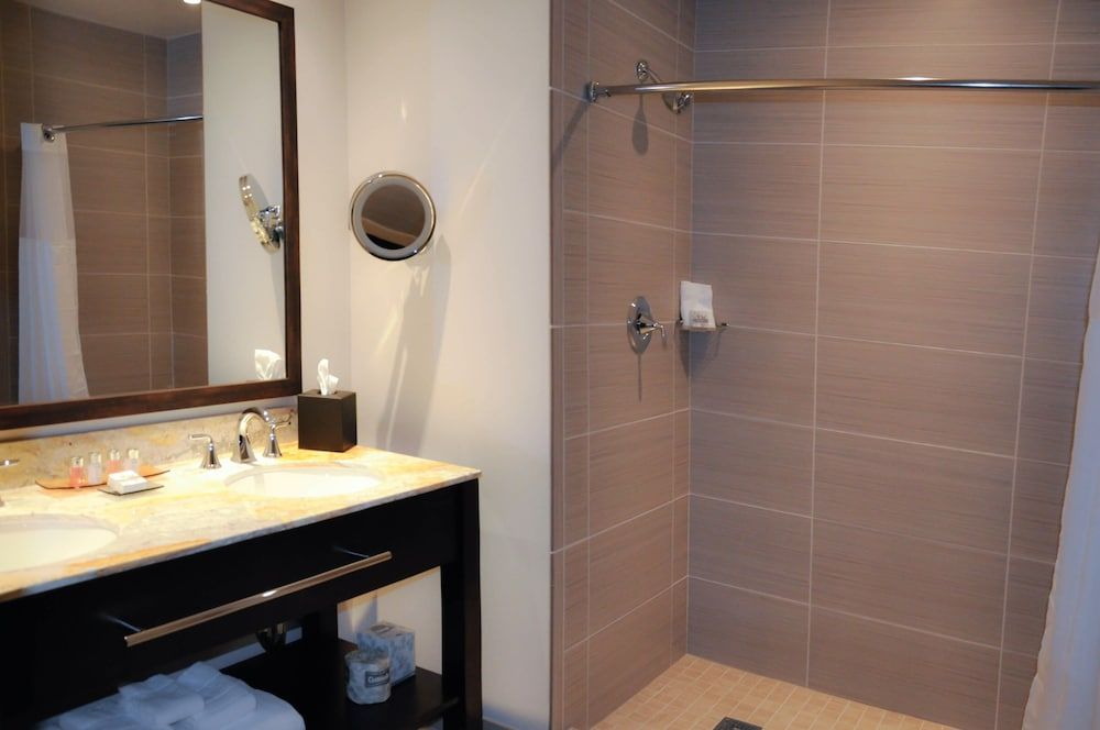 Legends Casino Hotel Deluxe Room, 1 King Bed, Accessible