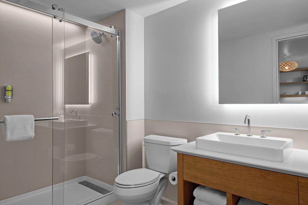 Basic Single Room, 1 King Bed (Hearing Accessible)