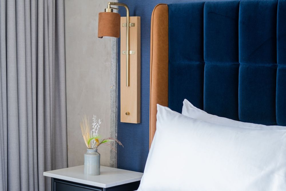 Jasper Hotel Deluxe King 9