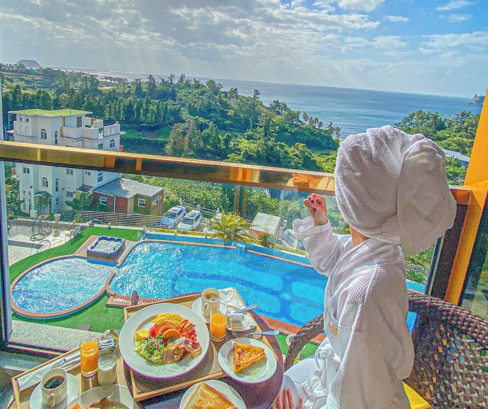 GoldOne Hotel & Suites Ocean View Suite with Jacuzzi 5